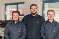 Erfolgreiche Auszubildende und neue Mitarbeiter: Niklas de Boni, Elvis Bejtovic und Max Stöcklin (v.l.n.r.)