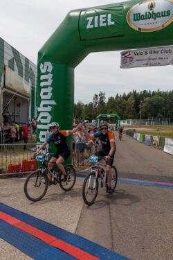 Die "echten" STEP-Biker im Ziel beim Waldhaus Bike-Marathon 2023