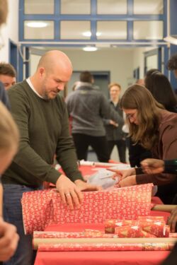 STEP Weihnachtsaktion - wir unterstützen better christmas von direct help better future und helfen beim Einpacken