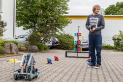 Orry Speer bei der Demonstration des Roboterprojekts