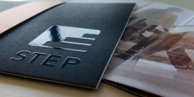 Unternehmensbroschüre STEP: Logo in Drucklack