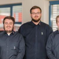 Erfolgreiche Auszubildende und neue Mitarbeiter: Niklas de Boni, Elvis Bejtovic und Max Stöcklin (v.l.n.r.)