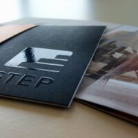 Unternehmensbroschüre STEP: Logo in Drucklack