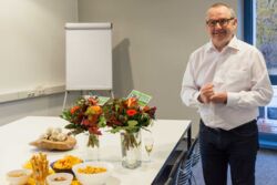 Geschäftsführer Jonathan Gorenflo bei der Laudatio