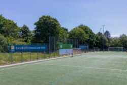 Ballfangzaun-Werbung von STEP auf der Anlage des FV Lörrach-Brombach im Grüttpark Lörrach