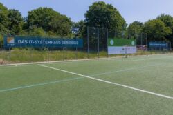 Ballfangzaun-Werbung von STEP auf der Anlage des FV Lörrach-Brombach im Grüttpark Lörrach