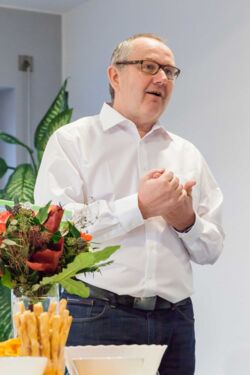 Geschäftsführer Jonathan Gorenflo bei der Laudatio